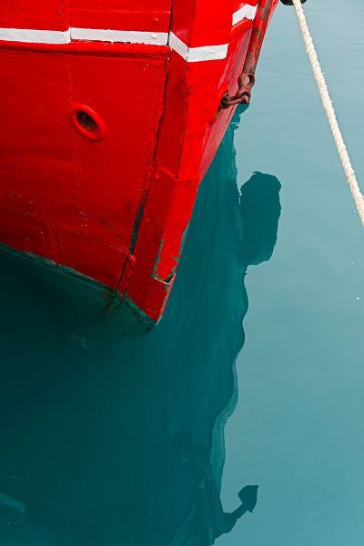 Su, Keren 아티스트의 Red boat on the ocean-Narsarsuaq-Greenland작품입니다.